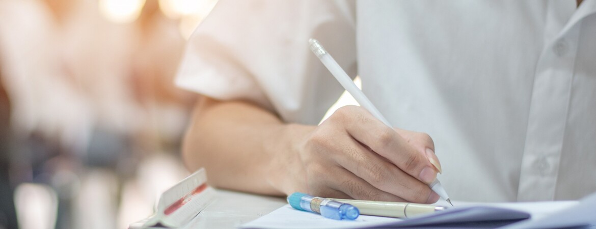 热烈祝贺澳门葡京官方游戏平台的GCSE学生